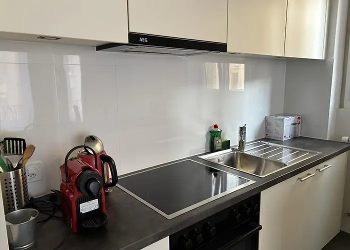 Little Studio-city Centre & Train Station Daire Lozan