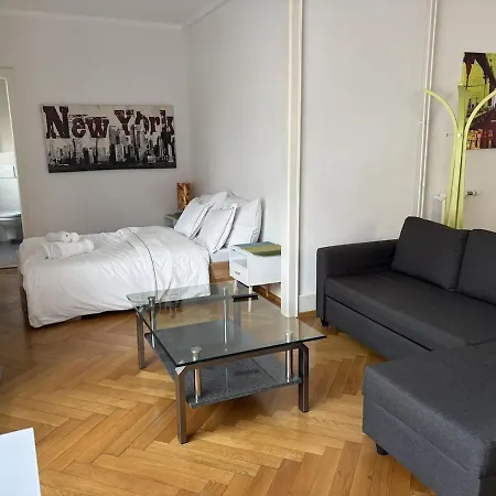 Little Studio-city Centre & Train Station Apartmán